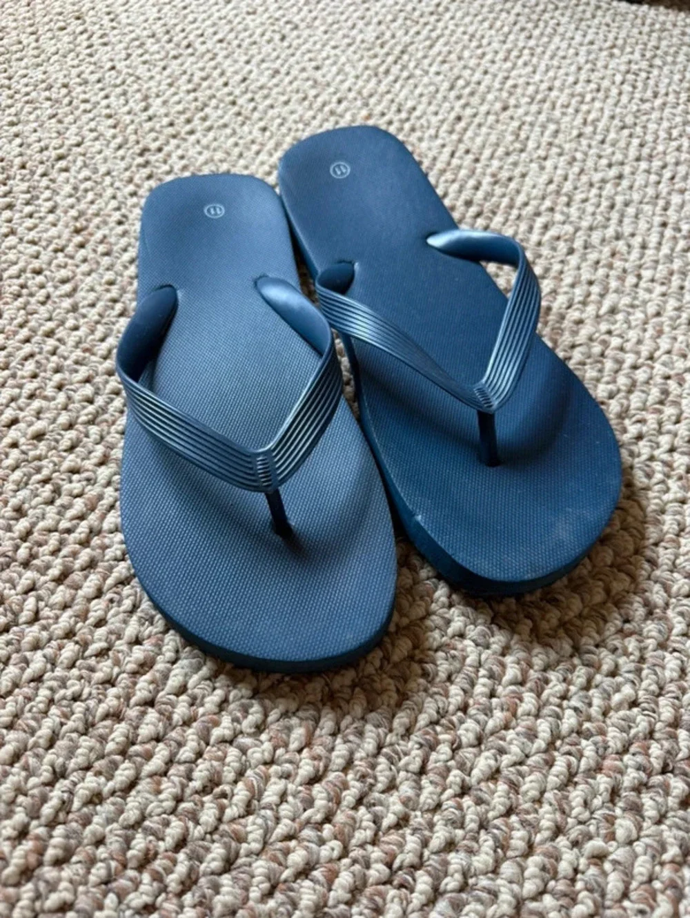 Men’s navy blue flip flops